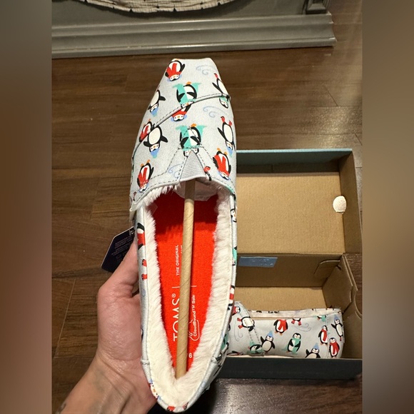 TOMS GLACIER GREY WINTER PENGUINS FAUX FUR SZ 6 - Picture 2 of 6